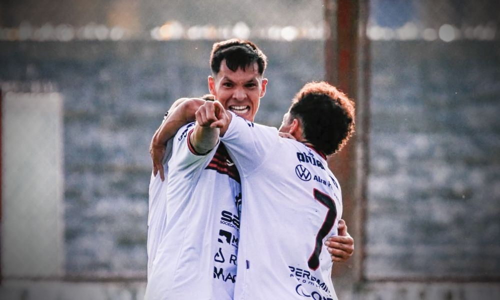 Douglas Haig reaccionó a tiempo y goleó