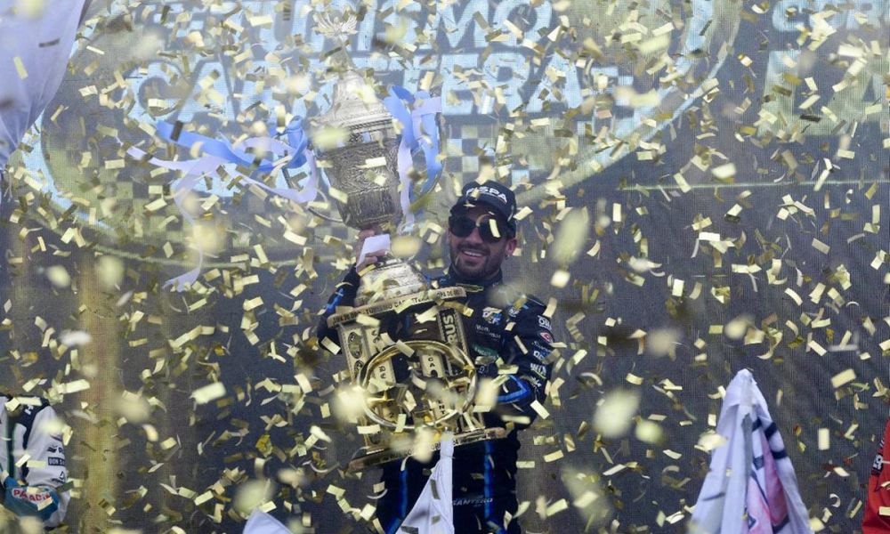 Santero se consagra campeón del Turismo Carretera