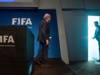Blatter se fue de FIFA por la puerta chica