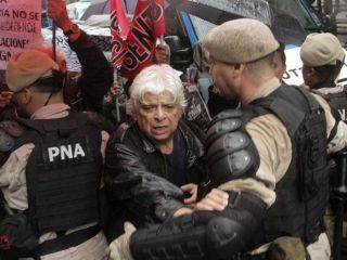 Nueva tensin en la marcha de jubilados: Golpes, gas pimienta y forcejeos frente al Congreso