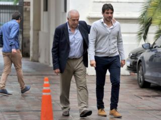 Denuncian que el intendente de San Nicols desvi dinero del Fondo Educativo para instalar el autdromo