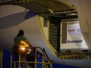 Lleg otro vuelo con vacunas Sinopharm y Argentina super las 23,8 millones de dosis