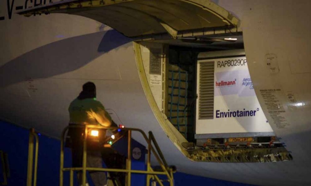 Llegó otro vuelo con vacunas Sinopharm