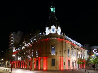Esta noche el Palacio Municipal cambi el color de sus luces para conmemorar a la Cruz Roja Argentina