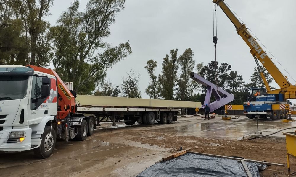 Llegó al puente de Bv. Colón la primera estructura metálica