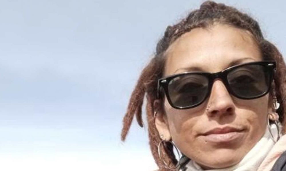 Buscan a una mujer y su pareja quedó detenida