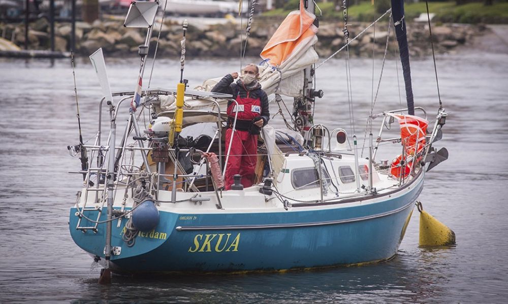 Juan Manuel Ballestero con su velero