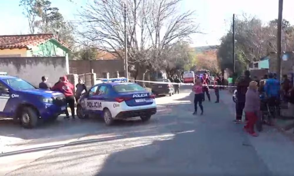 Un niño murió atrapado en un auto en llamas