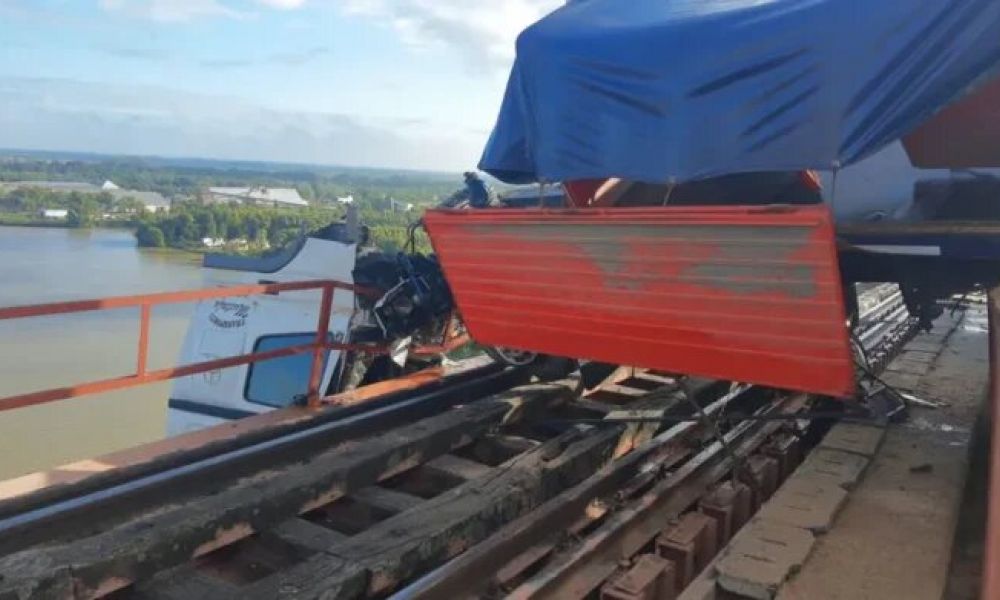 Camión quedó colgado del puente Zárate Brazo Largo