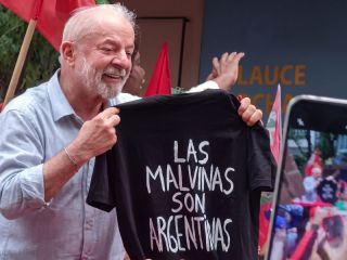 Lula sorprendió en plena campaña: Mostró una remera con la frase «Las Malvinas son argentinas»