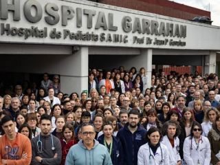 Cacerolazo en el Garrahan: Profesionales repudian la decisión de Milei de no aplicar la Ley de Emergencia Pediátrica