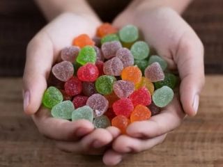 Prohben en Argentina la venta de gomitas con cannabidiol por riesgo sanitario