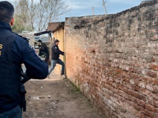 Operativo antidrogas: Detuvieron a una mujer y a su hijo tras allanamientos en Villa San José