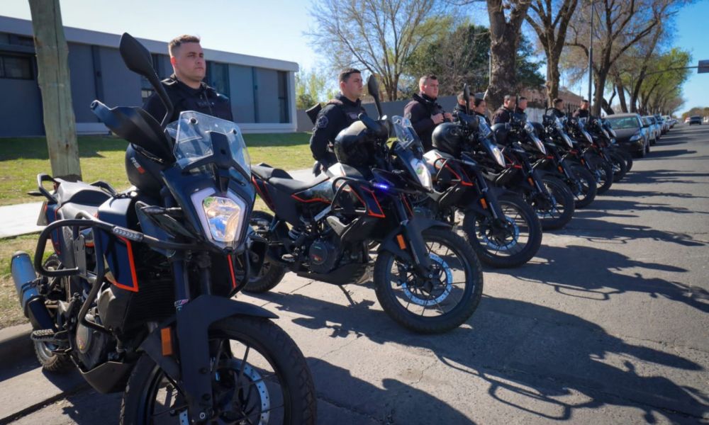 Con fondos del Municipio se entregaron 16 motos a la Policía