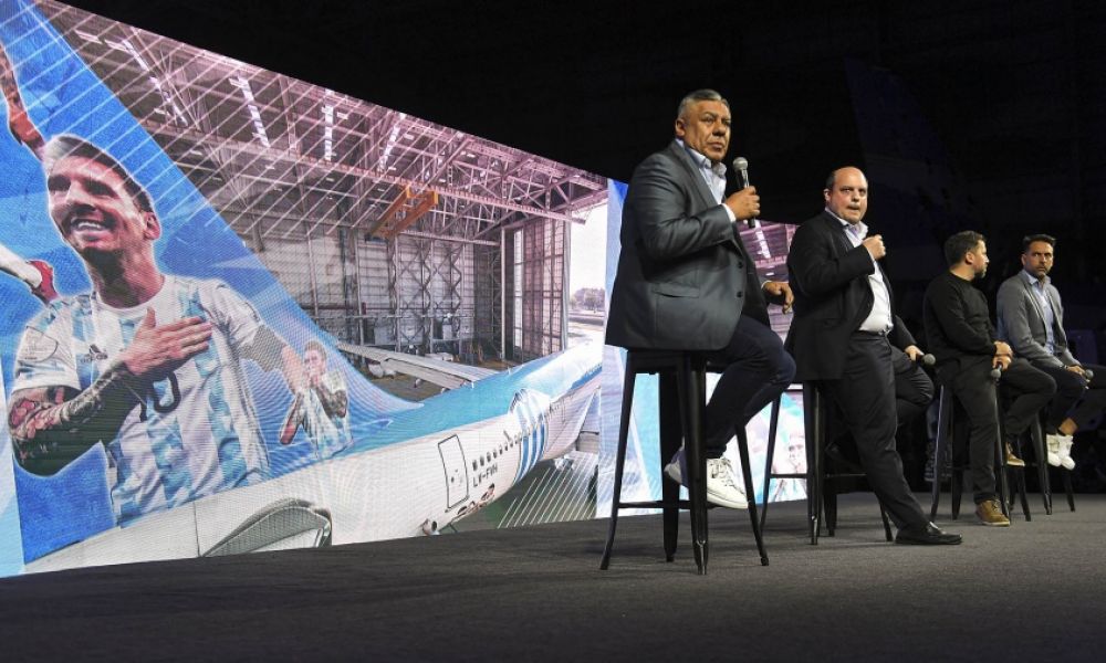 Presentaron el avión que llevará a los hinchas al Mundial