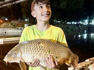 Joven pesca una carpa de 9 kilos en el ro Arrecifes