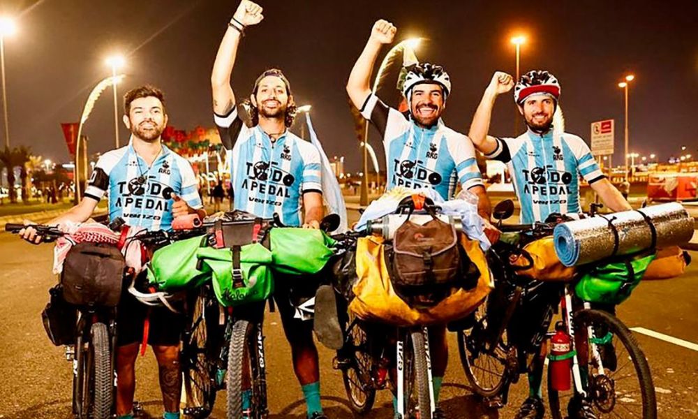 En bici a Qatar para alentar a la Scaloneta