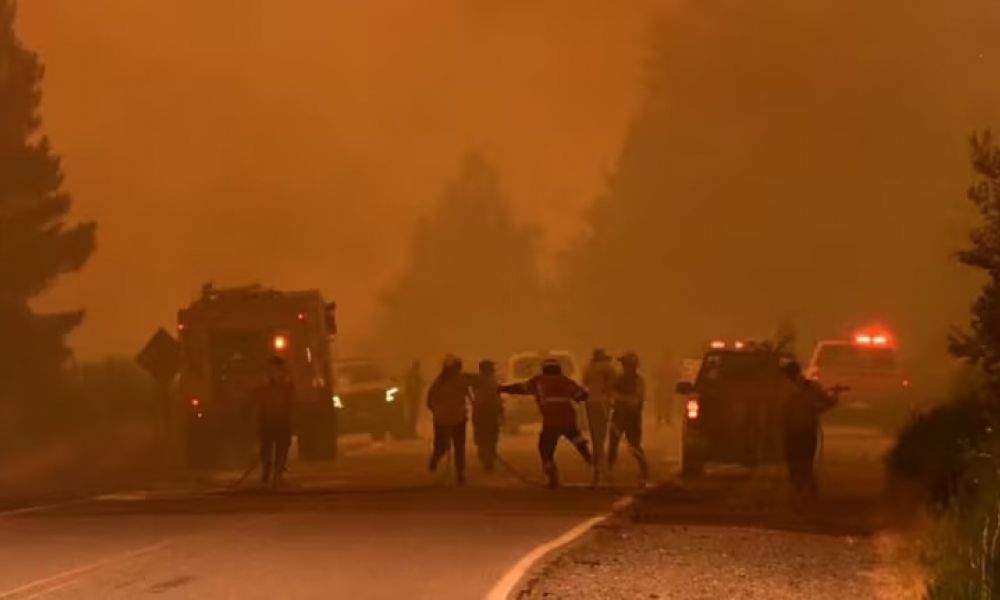El viento y el calor reavivan los incendios forestales