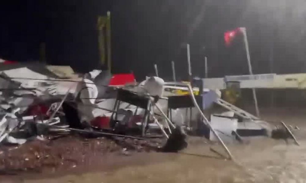 Feroz tormenta reduce a escombros la ExpoAgro