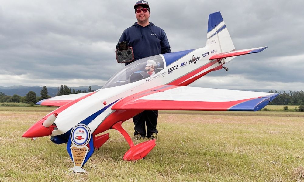 Federico Cereseto con su avión Extra 300