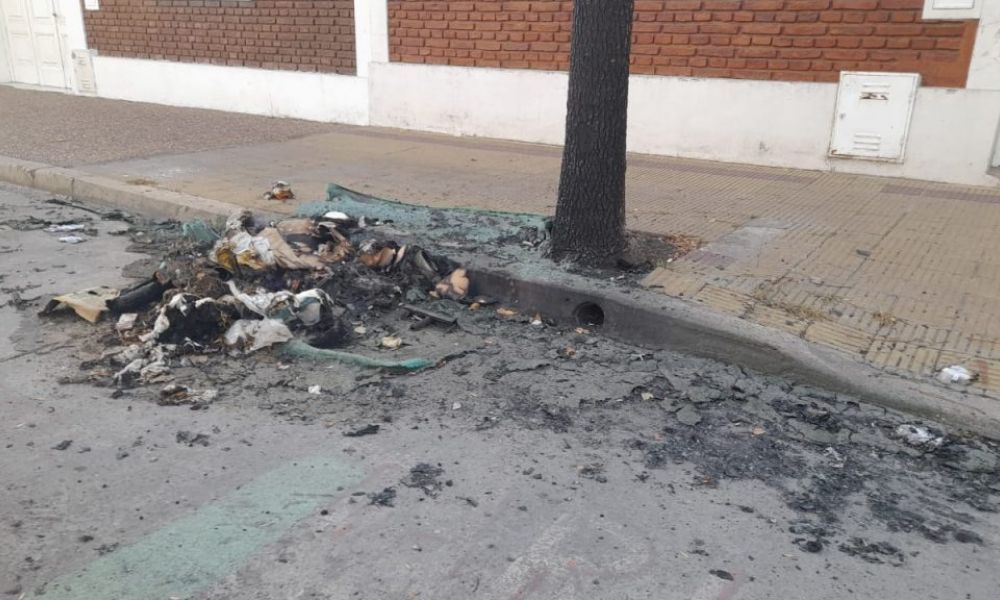 Incendiaron un contenedor verde en Barrio Centro