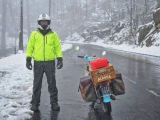 De Santa Fe al fin del mundo: Pablito El Viajero Argentino roza su sueo de llegar a Alaska en su motito