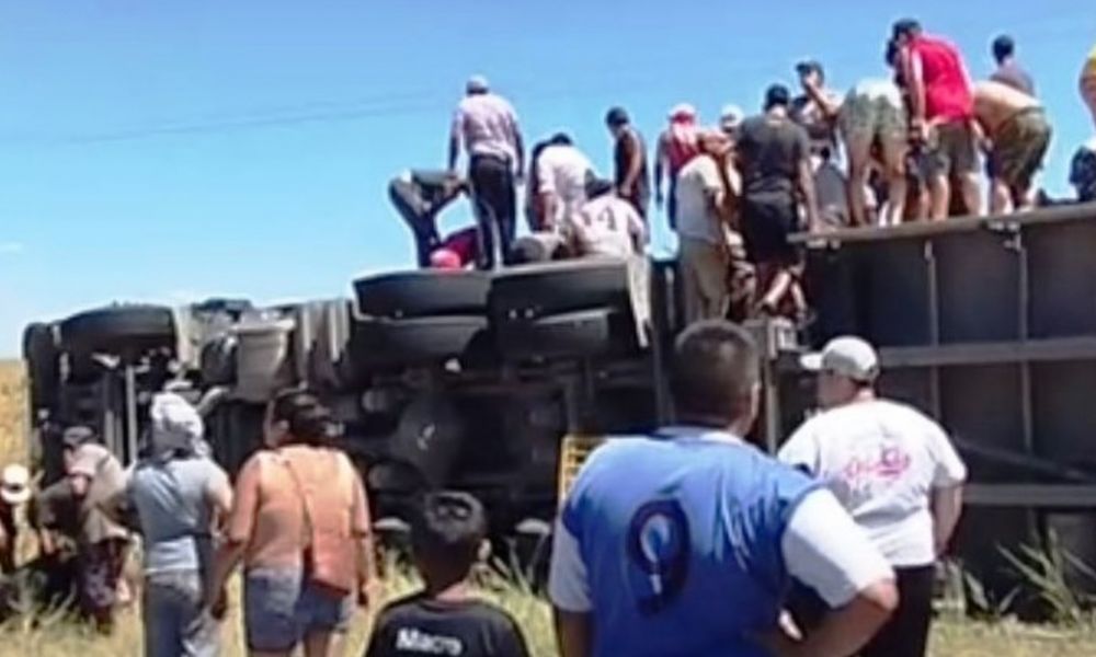 Un vuelco en la Ruta 8 desató caos y saqueo