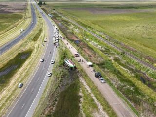 Tragedia en la Ruta 2: Dos muertos y decenas de heridos tras el vuelco de un micro que viajaba a Mar del Plata