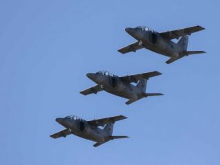 La flota renovada de los aviones argentinos Pampa sobrevol el cielo de Tandil