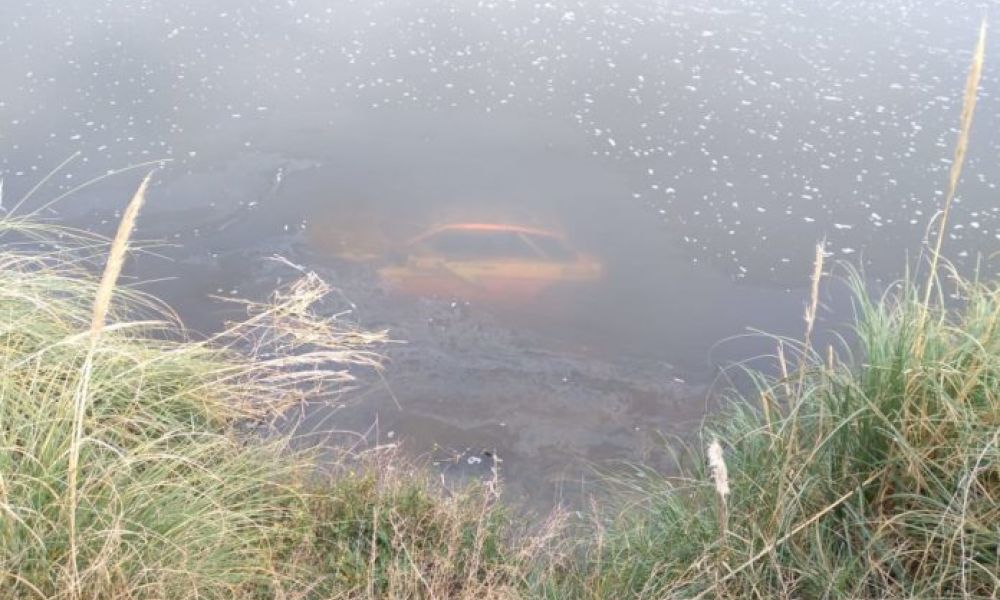 Un auto quedó bajo agua en un accidente