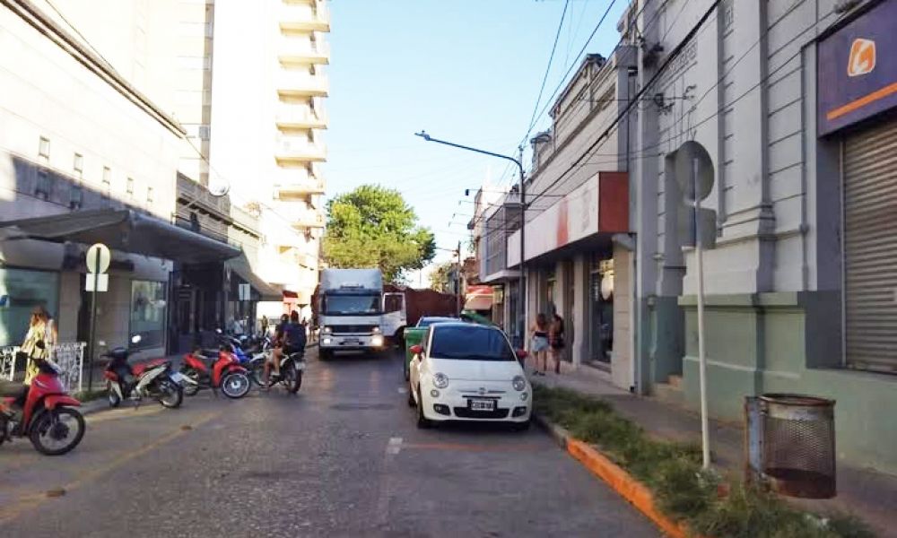 Un camión atrapado en el microcentro