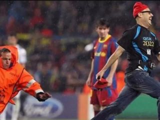 Presagio? Es viral la foto de Messi en 2011 mirando a un intruso con remera de Qatar 2022
