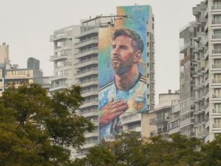 Rosario presentó la renovada versión del mural de Lionel Messi: Suma las tres estrellas y un emotivo homenaje