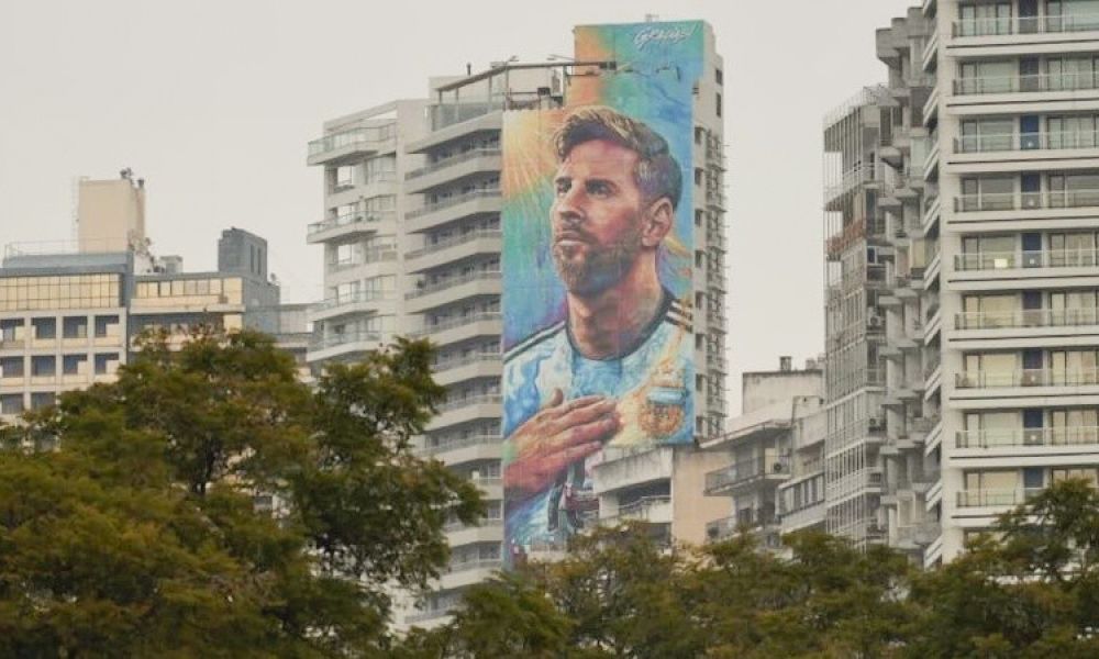 Rosario presentó la renovada versión del mural de Messi