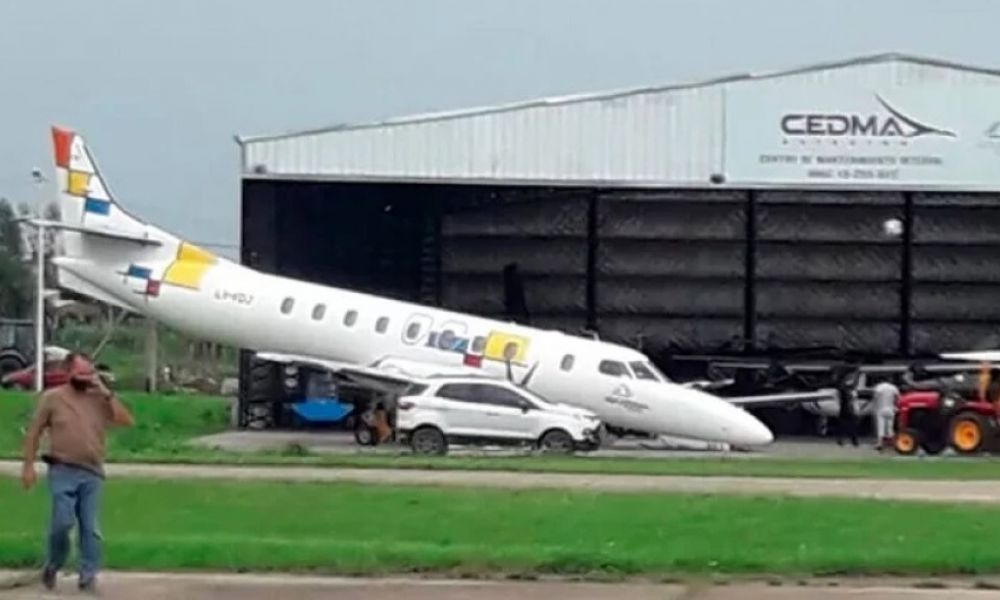 Un mecánico fue aplastado por un avión