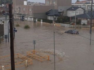 Comodoro Rivadavia bajo el agua: Calles anegadas, autos arrastrados y daos en el hospital