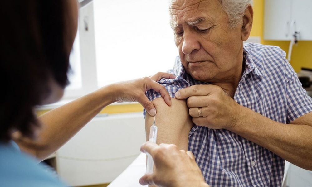 Comienzan a vacunar a los mayores