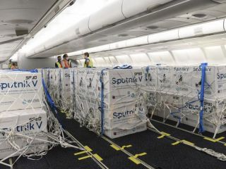 Llegaron de Mosc� m�s vacunas contra coronavirus y suman 4 millones de dosis