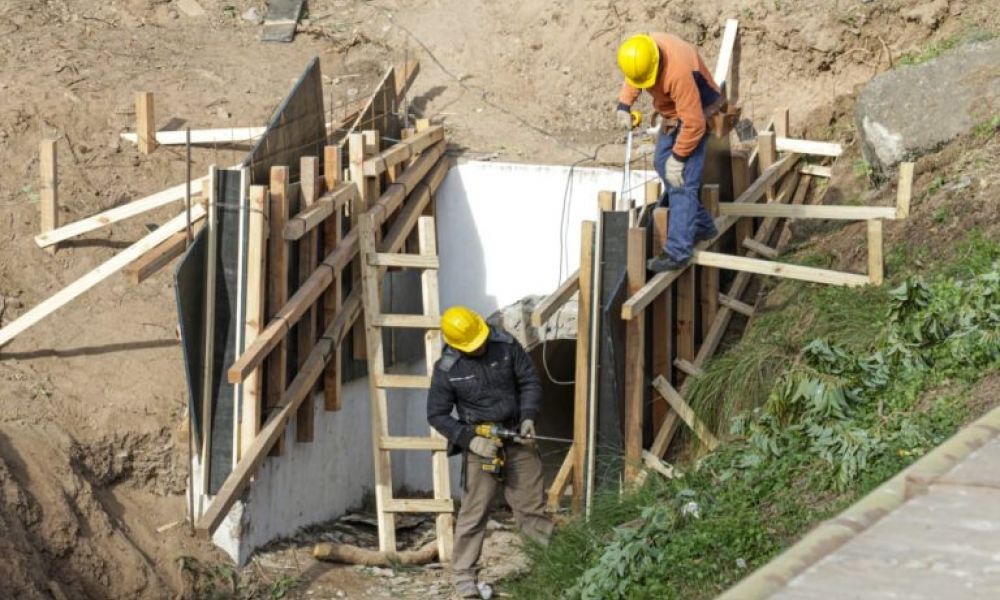 Demolición del viejo puente de Bv. Colón