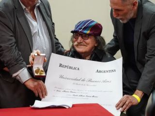 Charly García recibe el doctorado Honoris Causa de la UBA y se declara «Doctor Charly García»