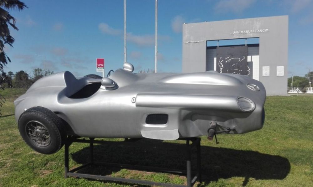 Se robaron las ruedas de un auto de Fangio