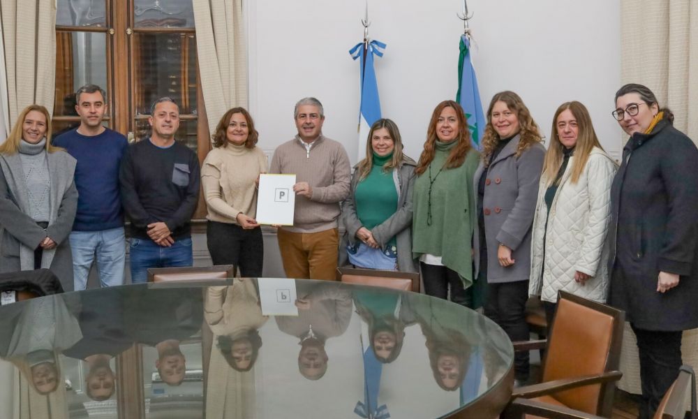 Martínez entrega fondos a instituciones de la ciudad