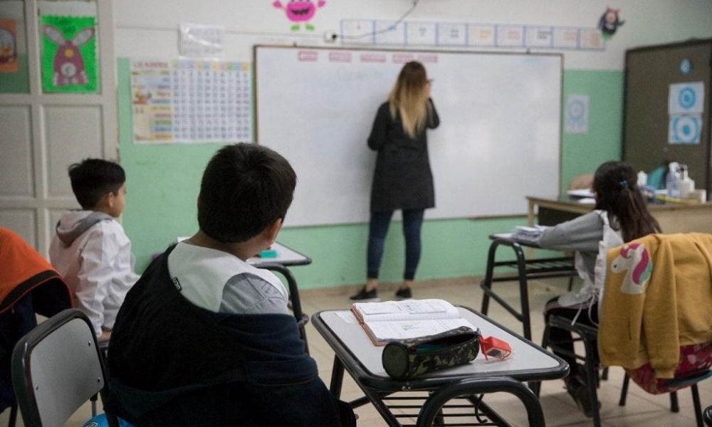 Aumento salarial para estatales y docentes