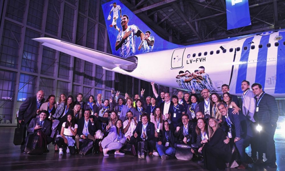 Presentaron el avión que llevará a los hinchas al Mundial