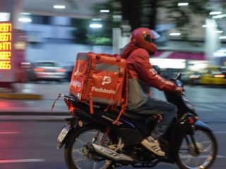 Kicillof acelera la regulación de las apps de delivery y suma el respaldo del moyanismo