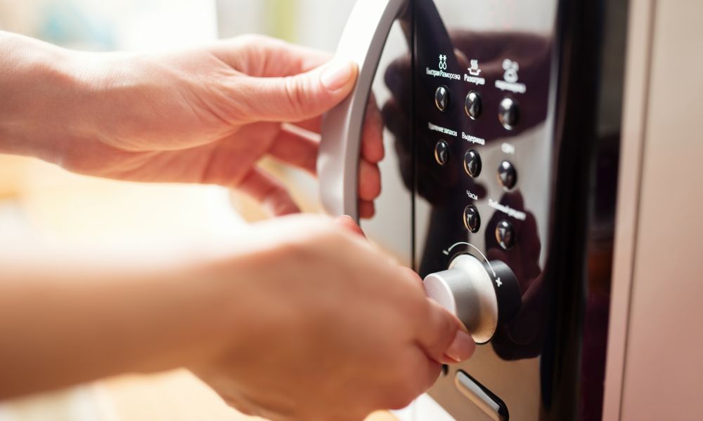Los peligros de calentar la comida en microondas