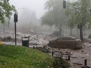 Impactante aluvión en Chile: Calles inundadas, vehículos arrastrados y estado de catástrofe en Las Condes