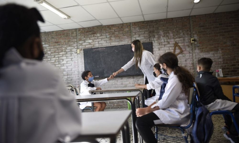 Habilitan a las escuelas para transformarlas en vacunatorios