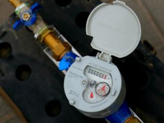 Pergamino: Instalan medidores de agua en hogares con pileta