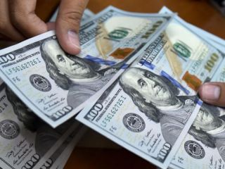 El dólar se dispara a $1.380 y crece la tensión